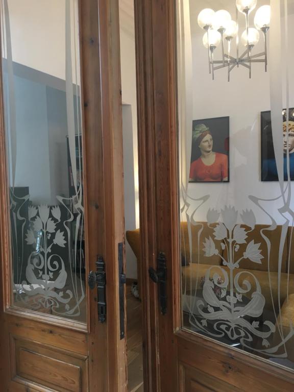une porte en verre avec une peinture sur un mur dans l'établissement Rétro Studio, à Bruxelles