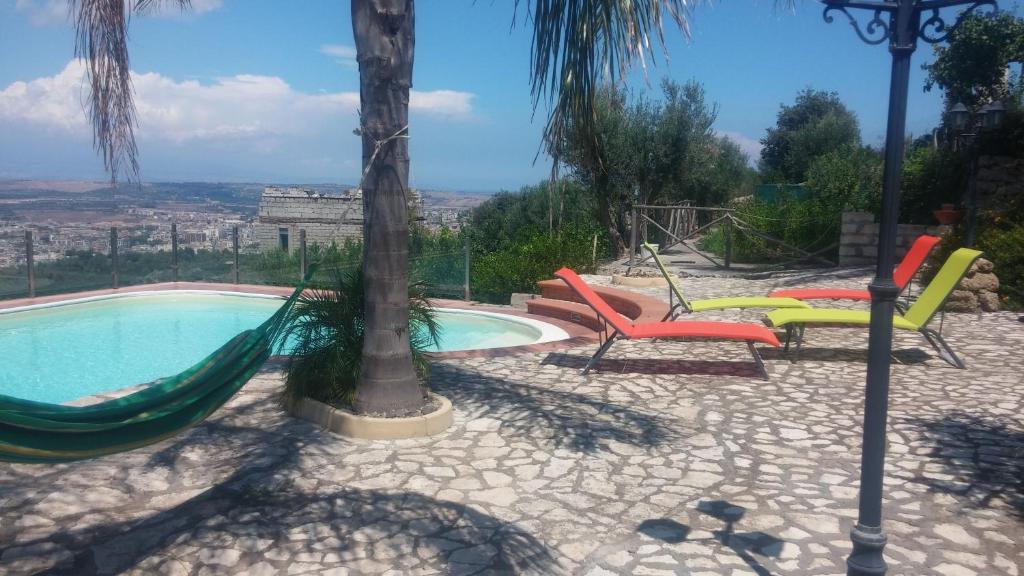 Bazén v ubytovaní "la Casina del forno con piscina fra Catania e Siracusa " alebo v jeho blízkosti