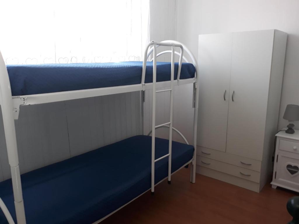 Łóżko lub łóżka w pokoju w obiekcie La Casetta alla Tonnara