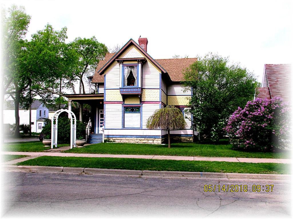 Historic River City Romance Licensed Historic - Housity