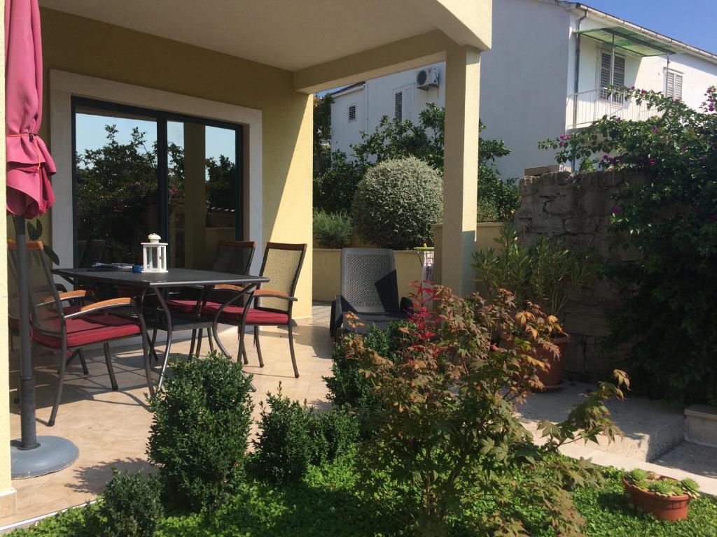 Vonkajšia záhrada v ubytovaní Apartmani Dora i Kati
