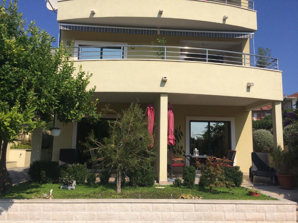 Vonkajšia záhrada v ubytovaní Apartmani Dora i Kati