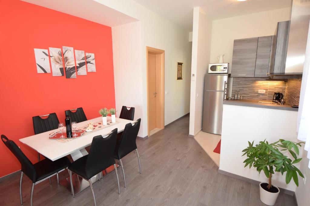Kuchyňa alebo kuchynka v ubytovaní Apartmani Dora i Kati