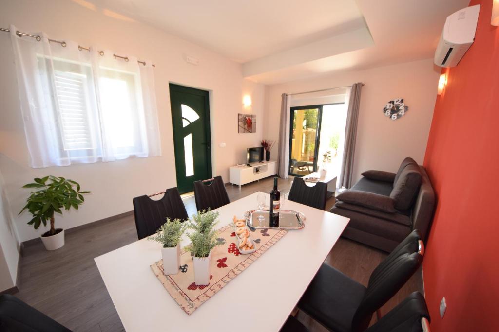 Posedenie v ubytovaní Apartmani Dora i Kati