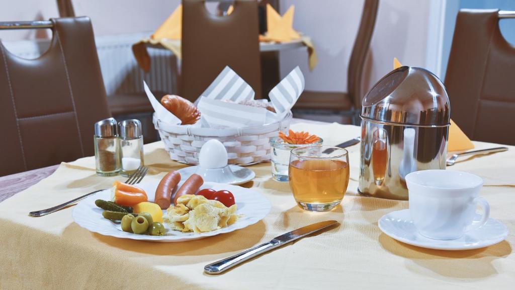 a table with a plate of food and a basket of food at Hotel-Residenz Oberurseler Hof in Oberursel