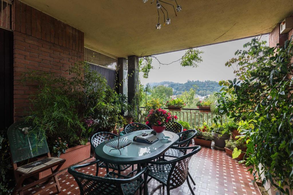 eine Terrasse mit einem Tisch und Stühlen auf dem Balkon in der Unterkunft La Terrazza Sul Po in Turin