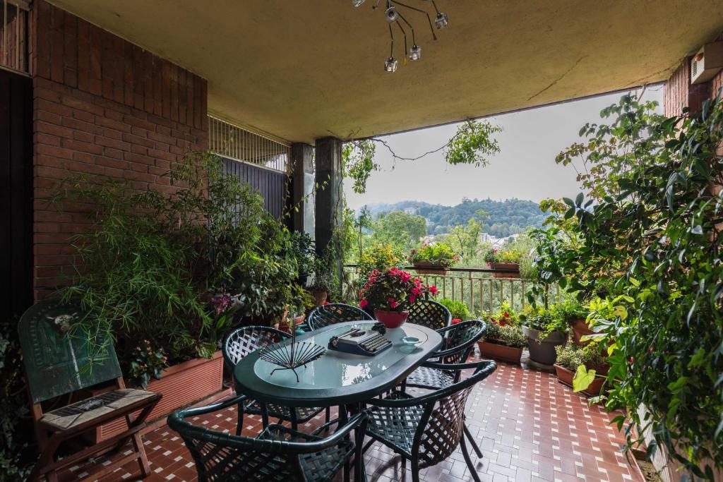 d'une terrasse avec une table et des chaises sur un balcon. dans l'établissement La Terrazza Sul Po, à Turin