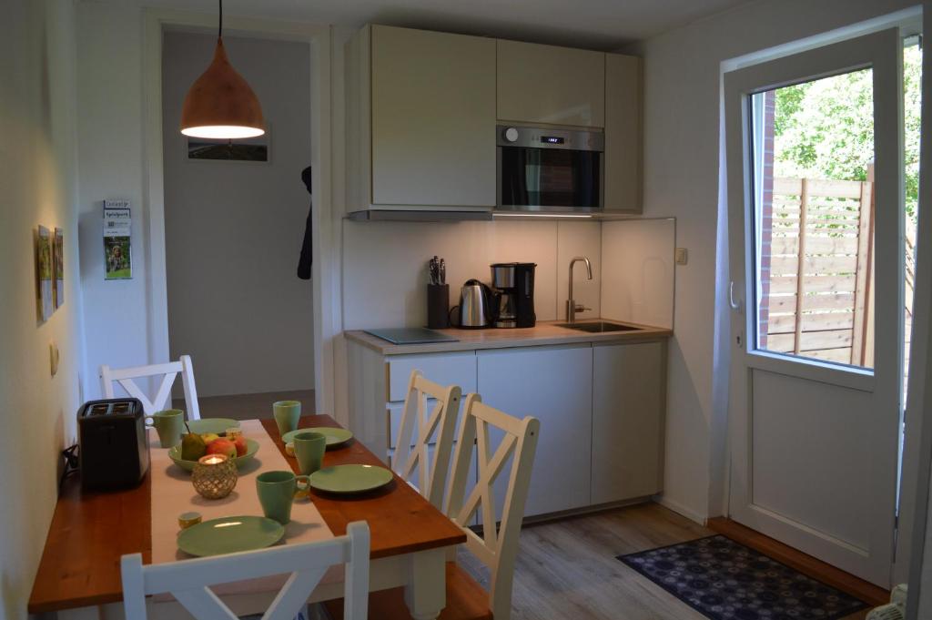a kitchen and dining room with a table and chairs at Ferienwohnung Osteland in Neuhaus an der Oste