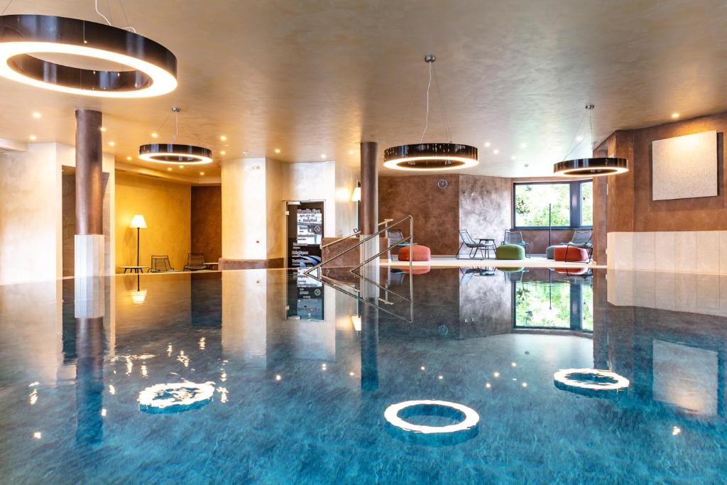 Bazén v ubytování Hotel Bergland All Inclusive Top Quality nebo v jeho okolí