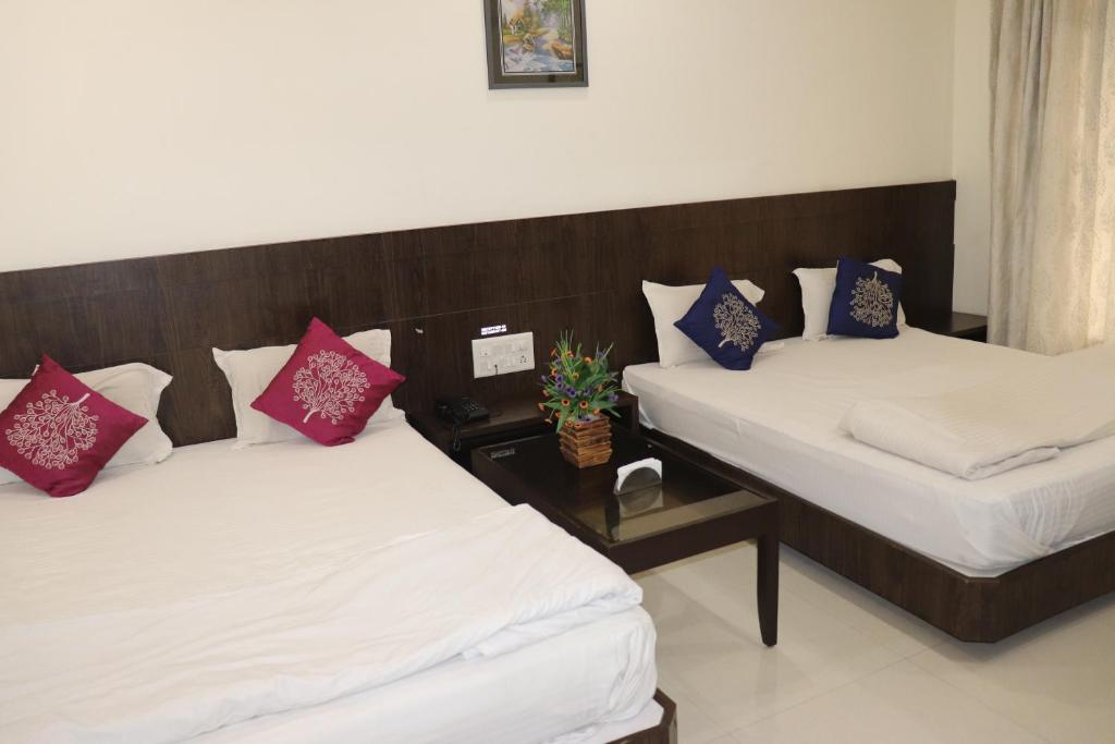 Postel nebo postele na pokoji v ubytování Hotel Sai Shubham