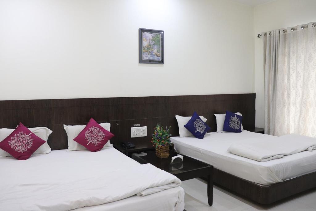 Postel nebo postele na pokoji v ubytování Hotel Sai Shubham