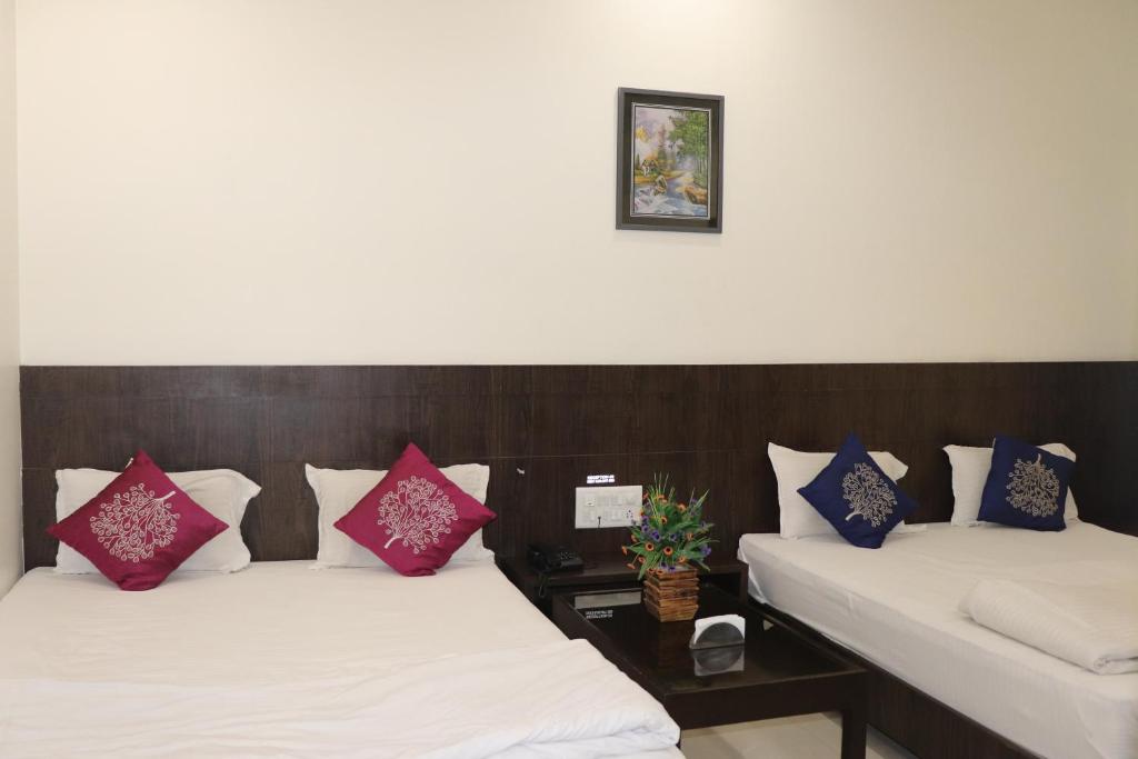 Postel nebo postele na pokoji v ubytování Hotel Sai Shubham