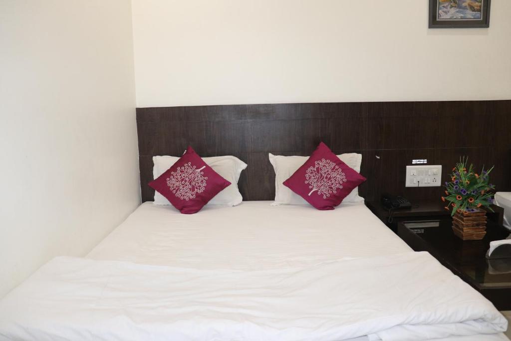 Postel nebo postele na pokoji v ubytování Hotel Sai Shubham