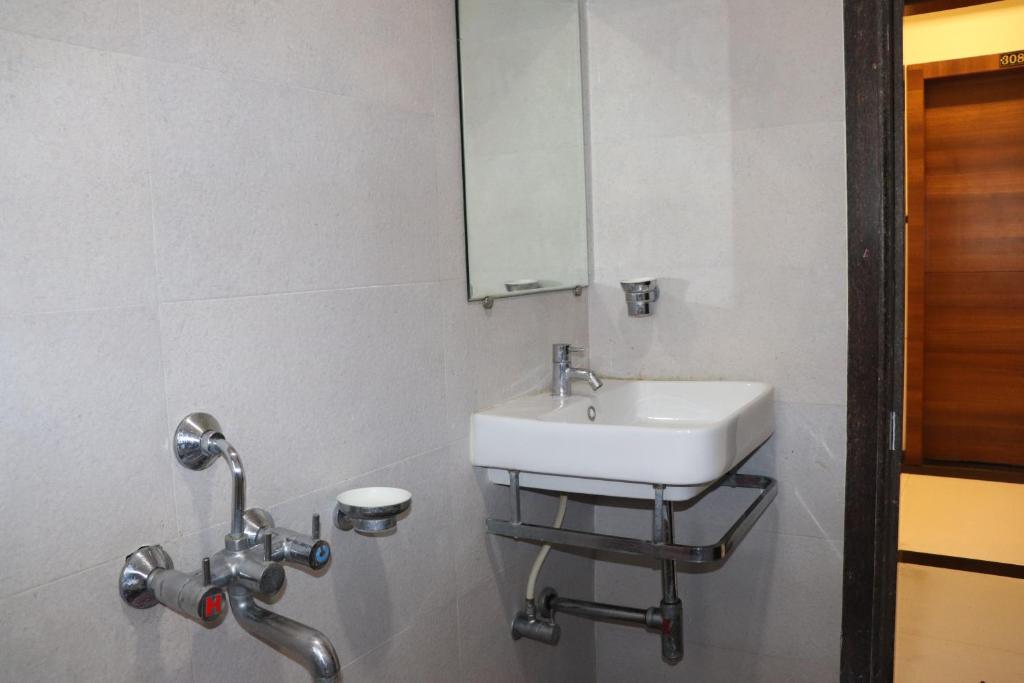 Koupelna v ubytování Hotel Sai Shubham