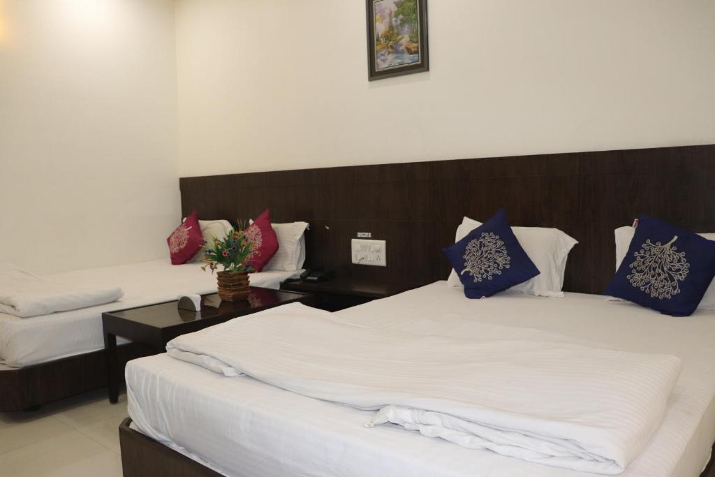 Postel nebo postele na pokoji v ubytování Hotel Sai Shubham