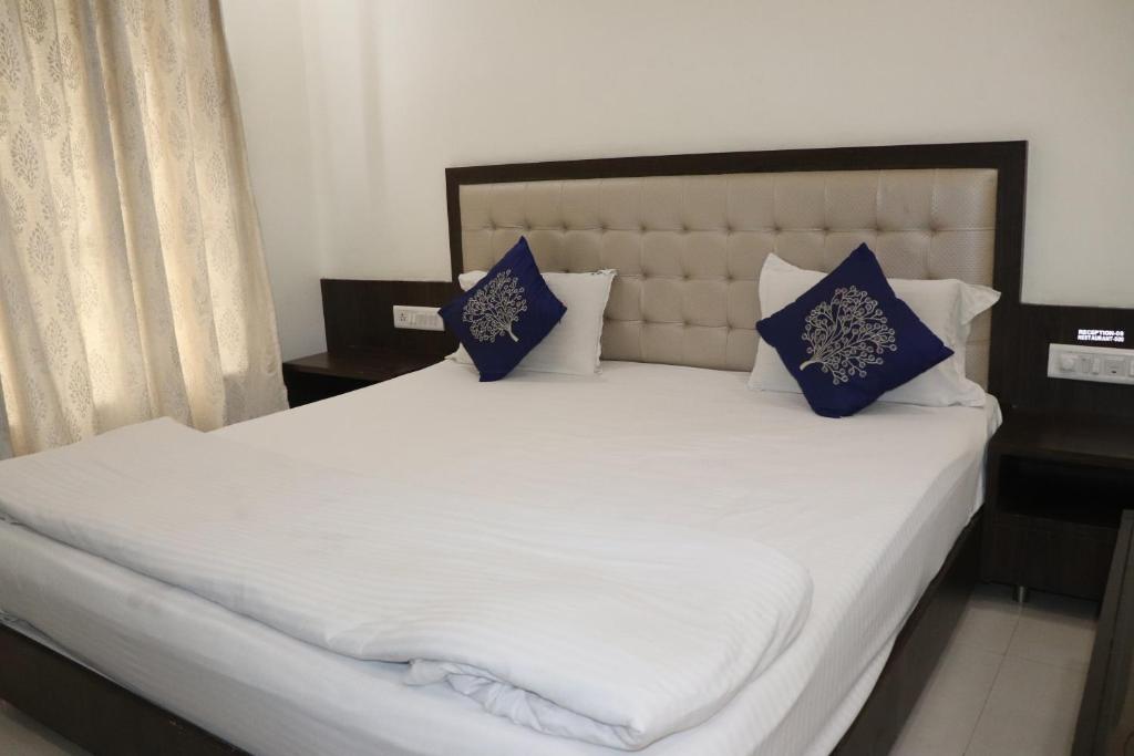 Postel nebo postele na pokoji v ubytování Hotel Sai Shubham