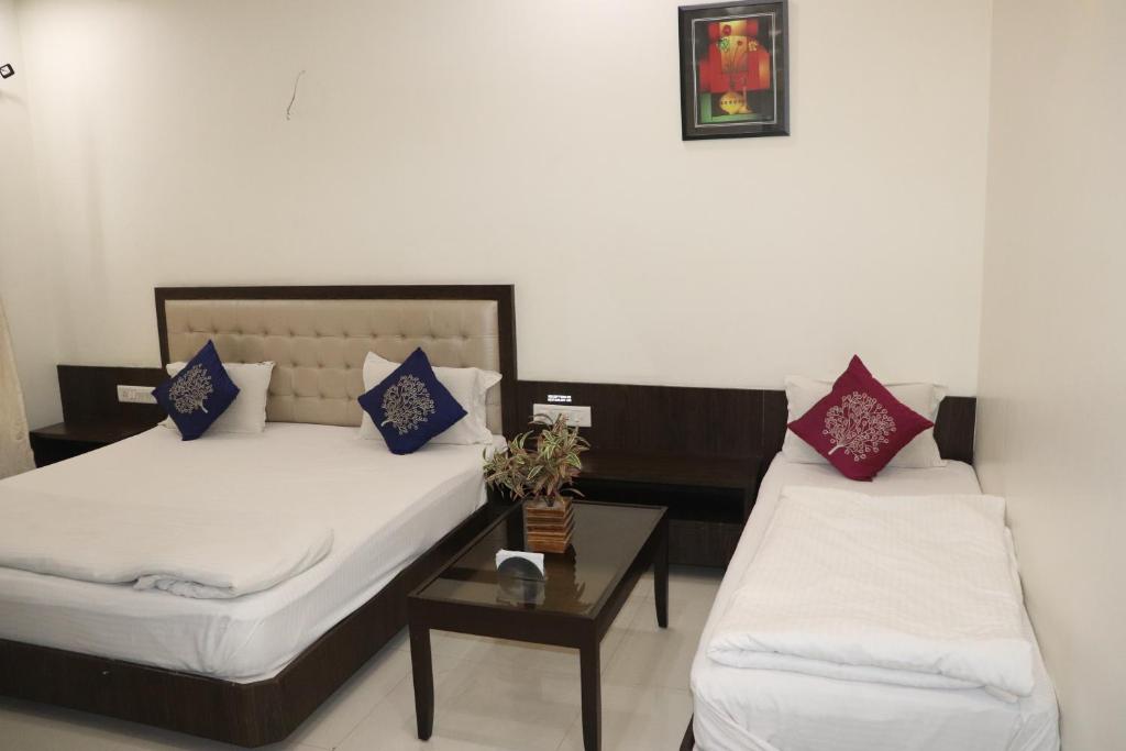 Postel nebo postele na pokoji v ubytování Hotel Sai Shubham