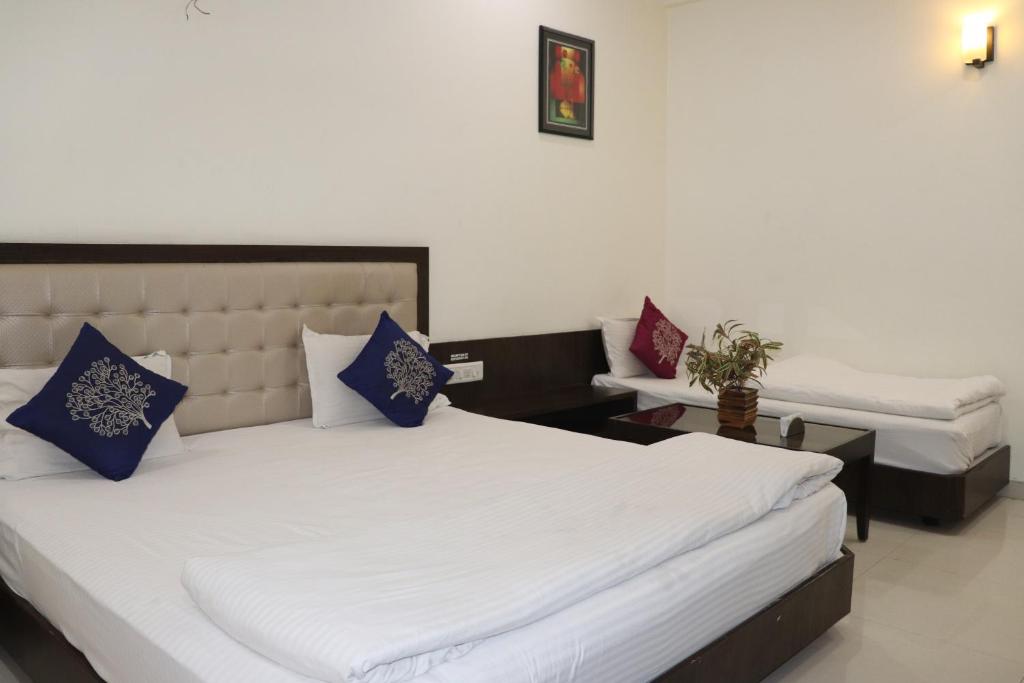 Postel nebo postele na pokoji v ubytování Hotel Sai Shubham