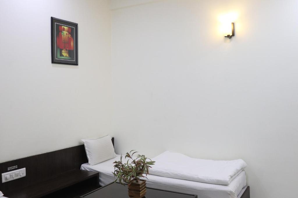 Postel nebo postele na pokoji v ubytování Hotel Sai Shubham