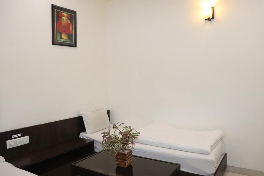 Postel nebo postele na pokoji v ubytování Hotel Sai Shubham