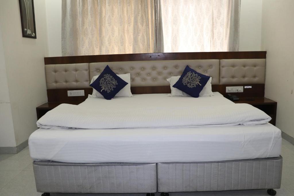 Postel nebo postele na pokoji v ubytování Hotel Sai Shubham