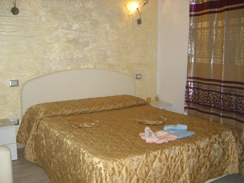 Un dormitorio con una cama con dos muñecas. en S'Olivariu Village Affittacamere en Piscinas