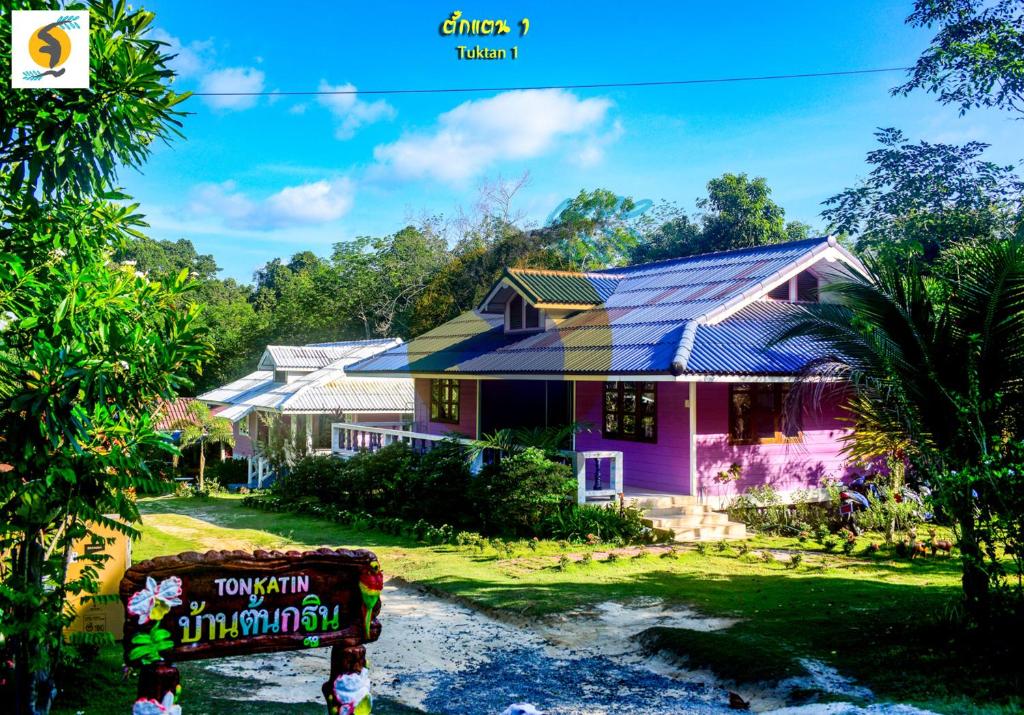 une maison avec une maison violette dans l'établissement Ton Tawan Resort, à Ko Kood