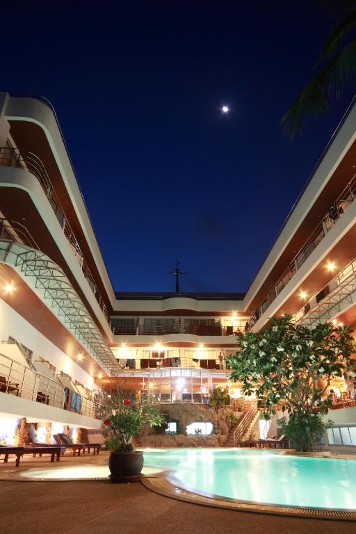 Bazén v ubytování Samui First House Hotel nebo v jeho okolí