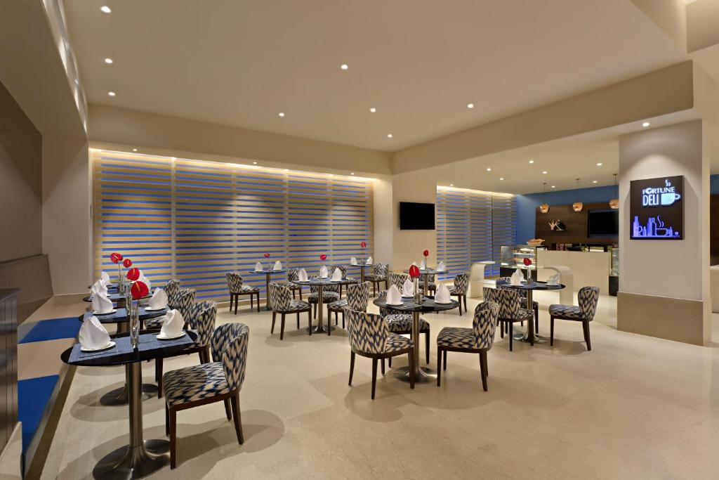 TV a/nebo společenská místnost v ubytování Fortune Park Pushpanjali, Durgapur - Member ITC Hotels' Group