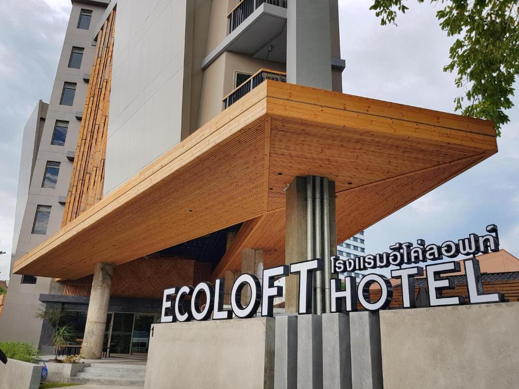 um sinal em frente a um edifício em EcoLoft Hotel - SHA Plus em Cidade Phuket