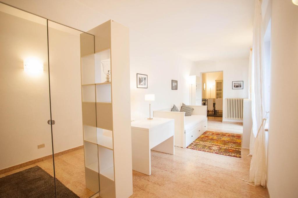 ヴェローナにあるItalianflat - Palazzo Zeinerのガラスドアとリビングルームが備わる白いアパートメントです。