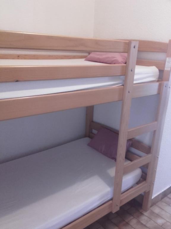 ル・グロー・ダグドにあるlocation en bord de mer grau agdeの二段ベッド2組が備わる客室です。