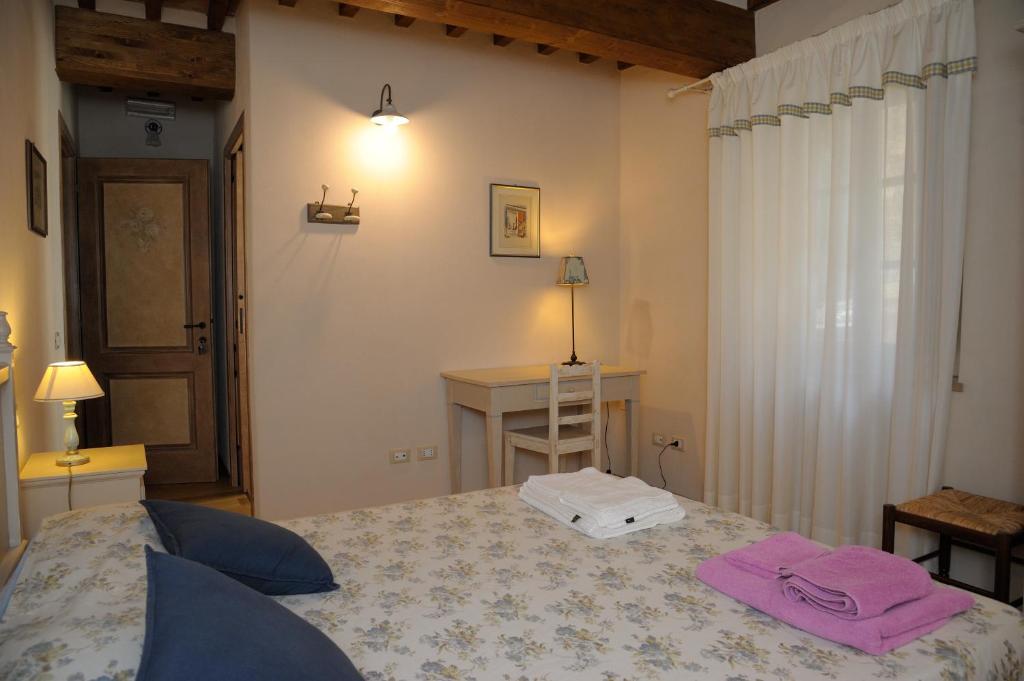 Postel nebo postele na pokoji v ubytování Dimora delle Camelie