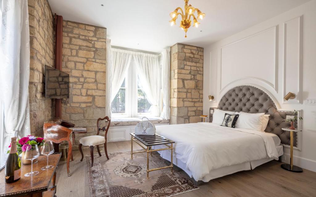 The Francis House - Deluxe King Room