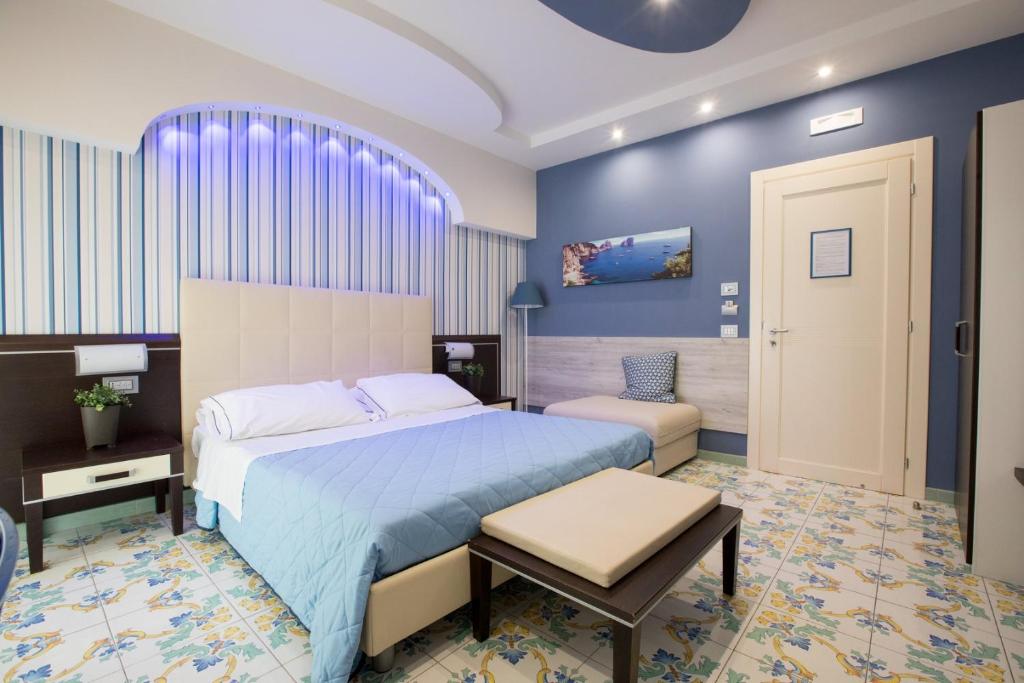 ソレントにあるB&B Degli Aranciの青い壁のベッドルーム1室(キングサイズベッド1台付)