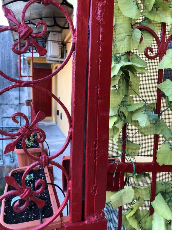 een rode deur met een bos van rood lint bij 21House - Appartamento 1 in Busto Arsizio