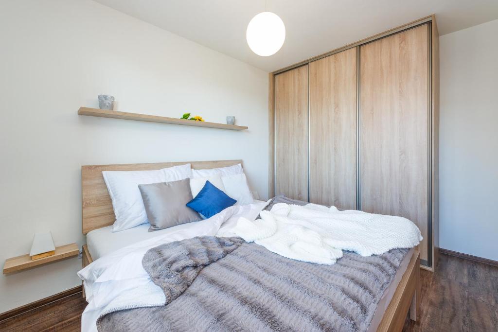 Postel nebo postele na pokoji v ubytování Riverside Apartments