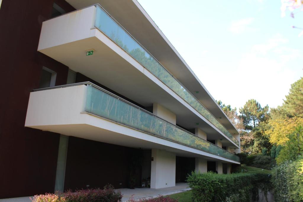 a building with a balcony on the side of it at Varanda do Golfe in Ponte de Lima