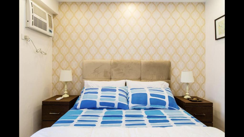 Grand Apartment near BGCにあるベッド