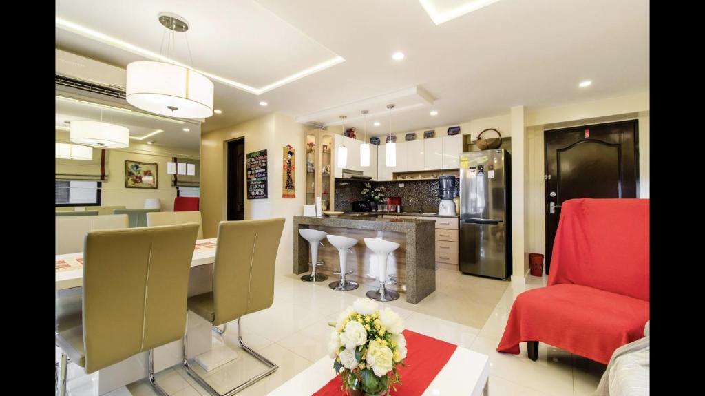 Grand Apartment near BGCにあるキッチンまたは簡易キッチン