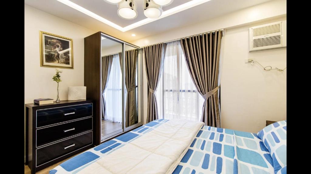 Grand Apartment near BGCにあるベッド