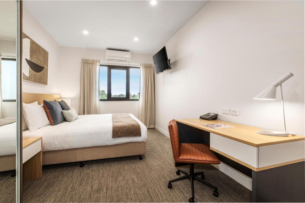 een hotelkamer met een bed en een bureau bij Quest Nowra in Nowra
