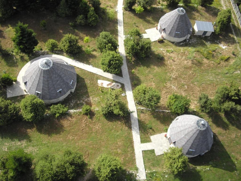 una vista aerea di tre cupole in un campo di Theasis-Igloo ad Ágnanta