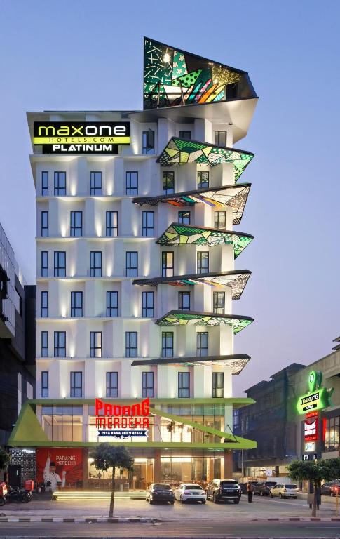 MaxOne Platinum Hayam Wuruk