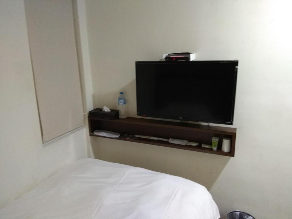 TV a/nebo společenská místnost v ubytování 德瑞旅店Direct Hotel