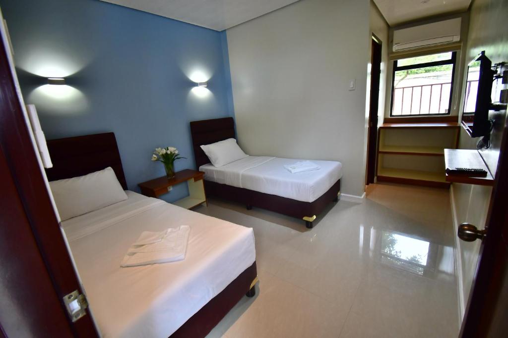 Postel nebo postele na pokoji v ubytování Charms Hotel
