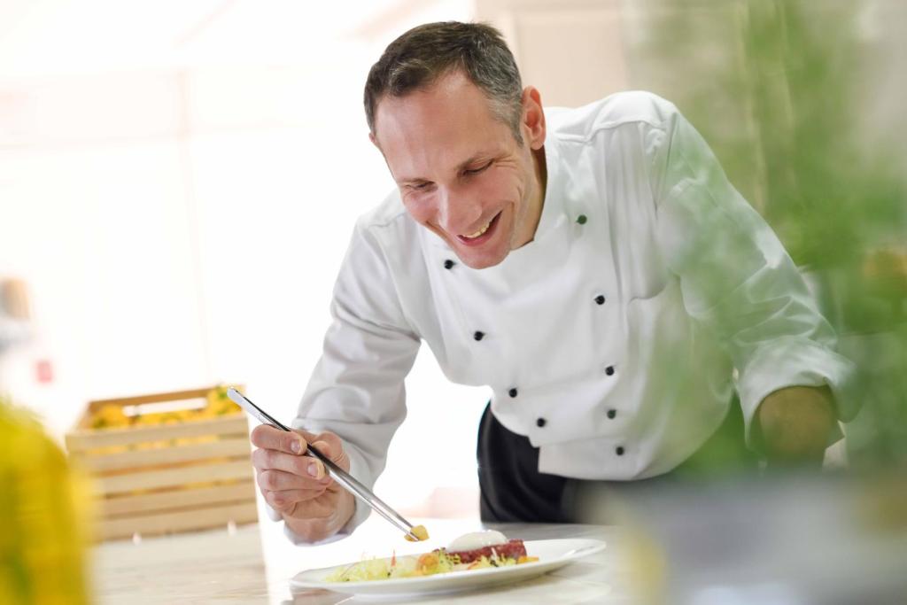 Address Montgomerie - Resim 21