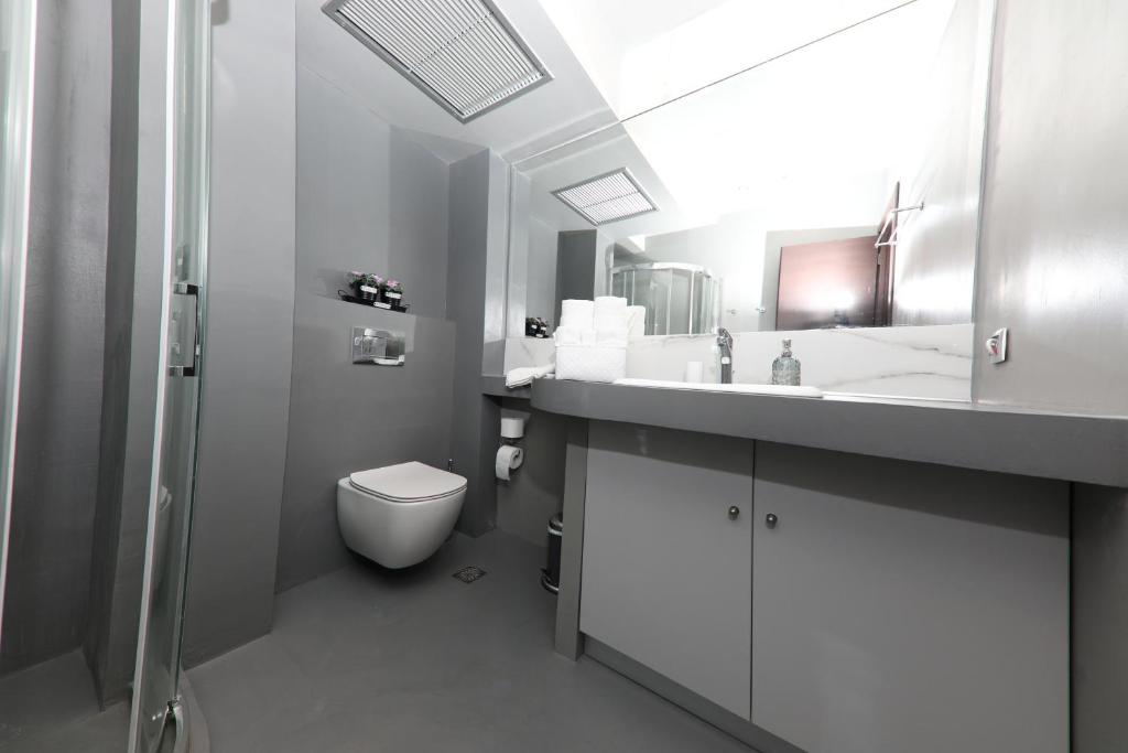 Kúpeľňa v ubytovaní Aiolos Apartments Suites Ermou 64 Monastiraki Plaka 2nd Floor