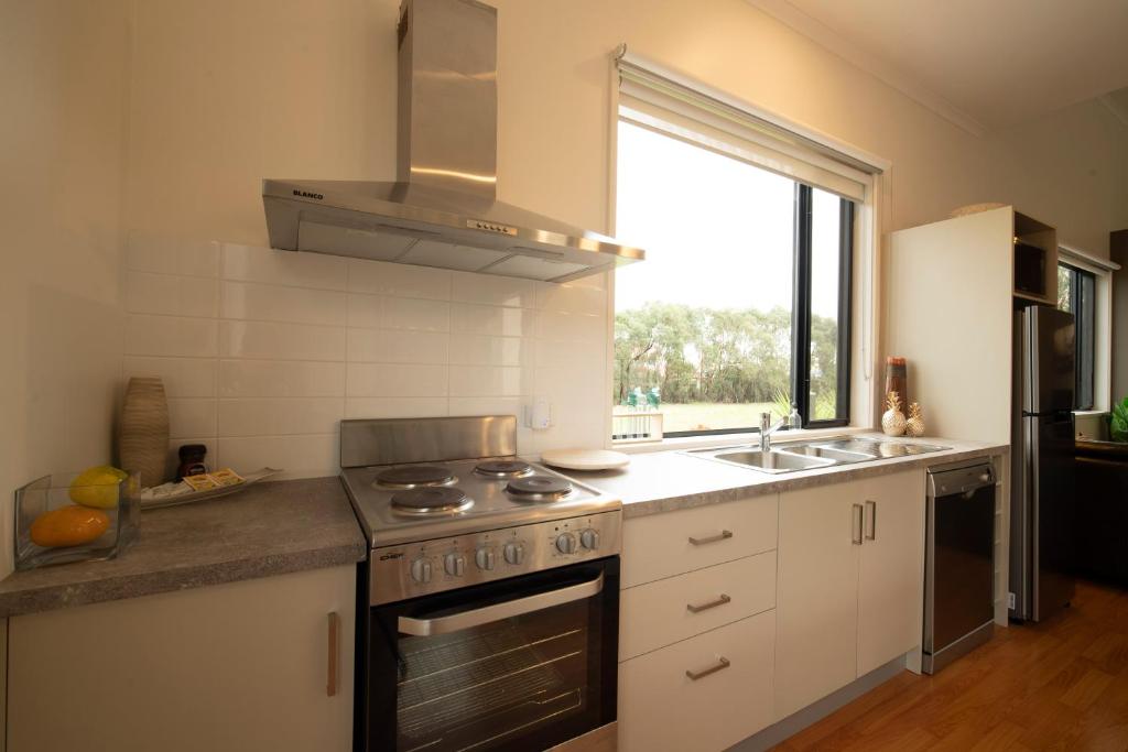 Kuchyň nebo kuchyňský kout v ubytování Hilltop Apartments Phillip Island