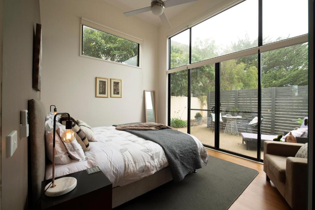 Postel nebo postele na pokoji v ubytování Hilltop Apartments Phillip Island